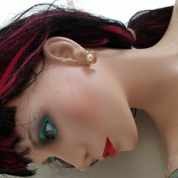 Vintage pearl and cry gold tone pierced earrings - Picture 8 of 9